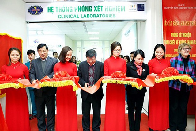Đưa vào hoạt động Phòng xét nghiệm về kháng kháng sinh hiện đại - Ảnh 1. Đưa vào hoạt động Phòng xét nghiệm về kháng kháng sinh hiện đại - Ảnh 1.