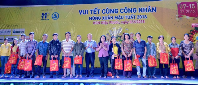 Vui Tết cùng 500 công nhân xa quê - Ảnh 2. Vui Tết cùng 500 công nhân xa quê - Ảnh 2.
