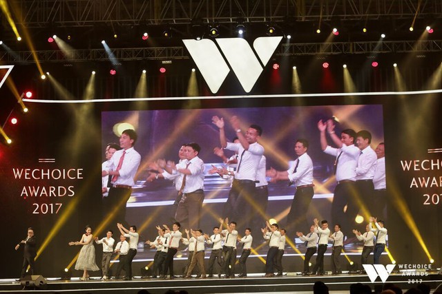 Thầy giáo trường tiểu học Tri Lễ tỏa sáng tại Gala WeChoice Awards 2017 - Ảnh 3. Thầy giáo trường tiểu học Tri Lễ tỏa sáng tại Gala WeChoice Awards 2017 - Ảnh 3.