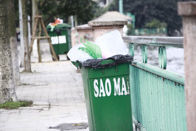Thả cá tiễn ông Táo, đổ cả... đồ thờ xuống hồ Tây - Ảnh 4. Thả cá tiễn ông Táo, đổ cả... đồ thờ xuống hồ Tây - Ảnh 4.