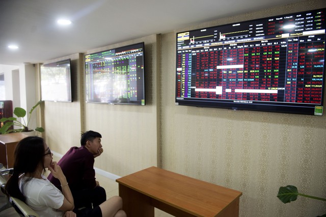 Cổ phiếu lại dậy sóng, Vn Index quay đầu vượt mốc 1.000 điểm - Ảnh 1. Cổ phiếu lại dậy sóng, Vn Index quay đầu vượt mốc 1.000 điểm - Ảnh 1.