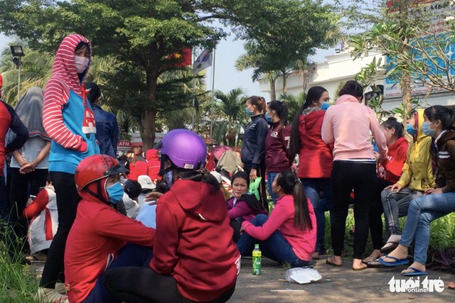 Lo mất tết, hàng trăm công nhân vây công ty chậm trả lương - Ảnh 3. Lo mất tết, hàng trăm công nhân vây công ty chậm trả lương - Ảnh 3.