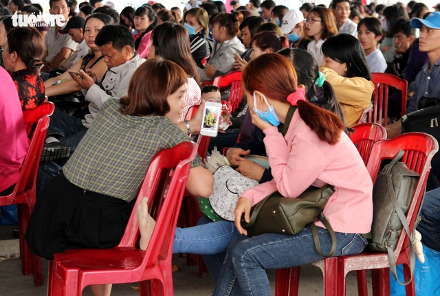 1.000 công nhân được hỗ trợ vé xe về quê ăn Tết - Ảnh 7. 1.000 công nhân được hỗ trợ vé xe về quê ăn Tết - Ảnh 7.