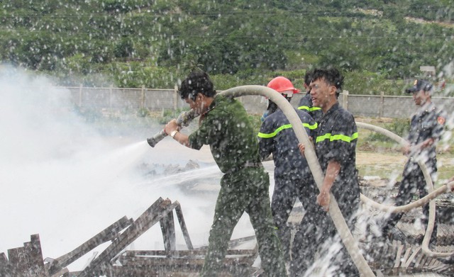 Cháy rụi hàng ngàn tấm pin tại dự án điện mặt trời Cam Ranh - Ảnh 2. Cháy rụi hàng ngàn tấm pin tại dự án điện mặt trời Cam Ranh - Ảnh 2.