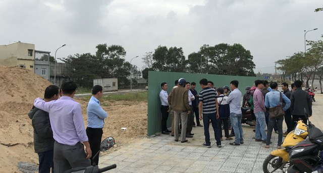 Đất đã bán cho dân nhưng chủ đầu tư đến... xây nhà - Ảnh 1. Đất đã bán cho dân nhưng chủ đầu tư đến... xây nhà - Ảnh 1.