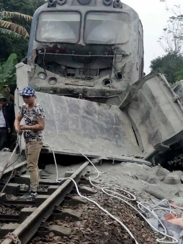 Xe chở ximăng phá gãy gác chắn, tông móp đầu tàu SE7 - Ảnh 3. Xe chở ximăng phá gãy gác chắn, tông móp đầu tàu SE7 - Ảnh 3.