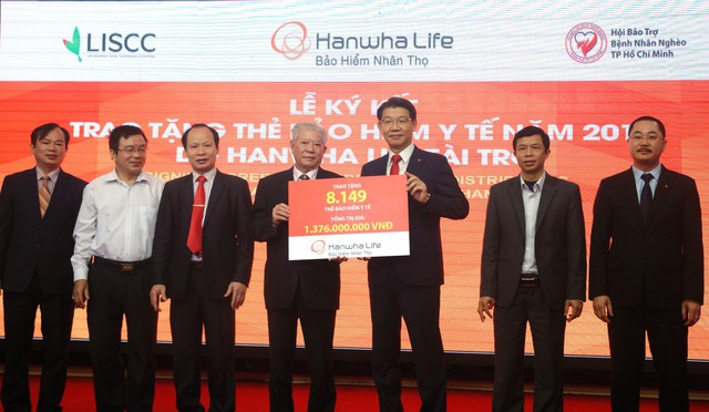 Hanwha Life Việt Nam trao 8.149 thẻ BHYT cho người nghèo - Ảnh 2. Hanwha Life Việt Nam trao 8.149 thẻ BHYT cho người nghèo - Ảnh 2.
