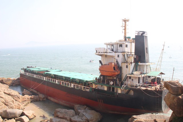 Tháo dỡ tàu nước ngoài mắc cạn ở Quy Nhơn - Ảnh 2. Tháo dỡ tàu nước ngoài mắc cạn ở Quy Nhơn - Ảnh 2.