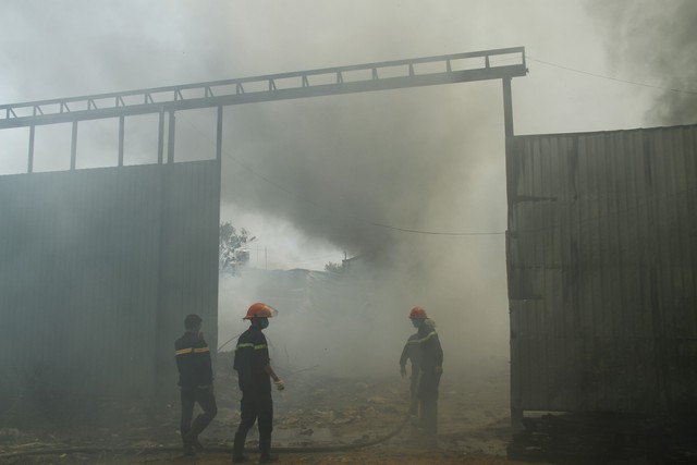 Cháy cơ sở phế liệu, sơ tán hàng trăm học sinh mầm non và tiểu học - Ảnh 1. Cháy cơ sở phế liệu, sơ tán hàng trăm học sinh mầm non và tiểu học - Ảnh 1.