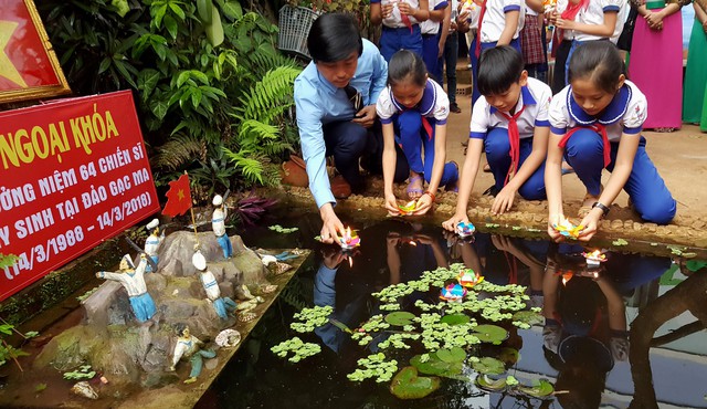 Học sinh tiểu học thả đèn hoa tưởng nhớ 64 liệt sĩ Gạc Ma - Ảnh 2. Học sinh tiểu học thả đèn hoa tưởng nhớ 64 liệt sĩ Gạc Ma - Ảnh 2.