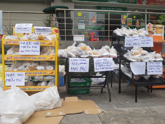 Vụ cháy chung cư Carina quận 8: đồ ăn miễn phí tặng người hoạn nạn - Ảnh 5. Vụ cháy chung cư Carina quận 8: đồ ăn miễn phí tặng người hoạn nạn - Ảnh 5.