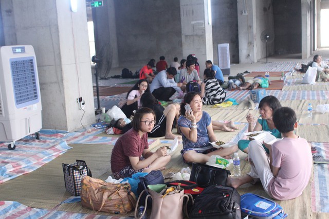 Mang quần áo, chăn chiếu đến tận nơi cho nạn nhân cháy chung cư - Ảnh 1. Mang quần áo, chăn chiếu đến tận nơi cho nạn nhân cháy chung cư - Ảnh 1.