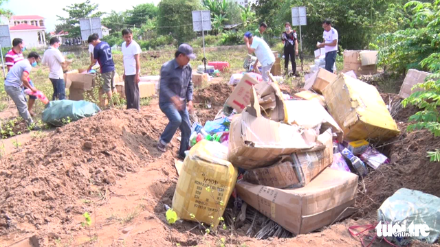 Tiêu hủy hàng trăm loại hàng hoá không rõ nguồn gốc - Ảnh 2. Tiêu hủy hàng trăm loại hàng hoá không rõ nguồn gốc - Ảnh 2.