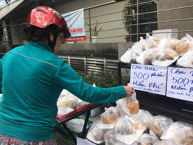 Vụ cháy chung cư Carina quận 8: đồ ăn miễn phí tặng người hoạn nạn - Ảnh 6. Vụ cháy chung cư Carina quận 8: đồ ăn miễn phí tặng người hoạn nạn - Ảnh 6.