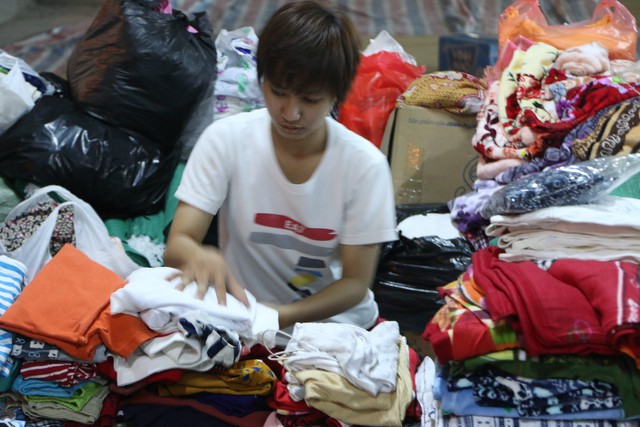 Trắng đêm với bà con nạn nhân vụ cháy chung cư Carina - Ảnh 6. Trắng đêm với bà con nạn nhân vụ cháy chung cư Carina - Ảnh 6.