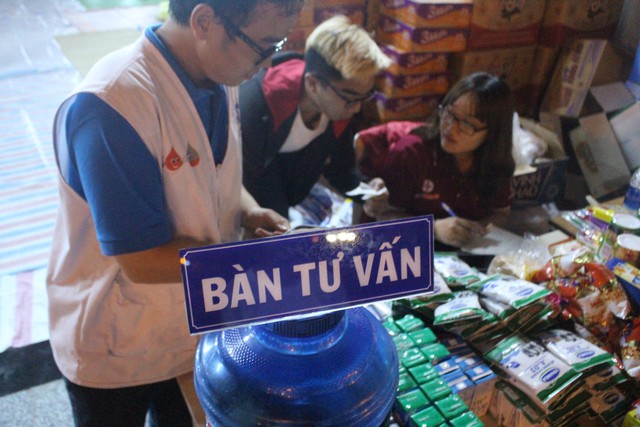 Trắng đêm với bà con nạn nhân vụ cháy chung cư Carina - Ảnh 4. Trắng đêm với bà con nạn nhân vụ cháy chung cư Carina - Ảnh 4.