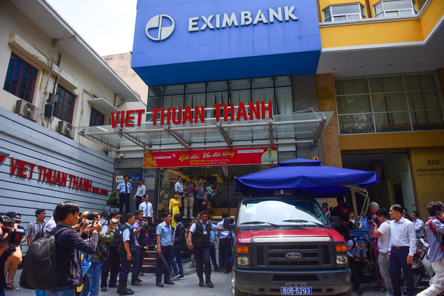 Công an khám xét chi nhánh Eximbank TP.HCM  - Ảnh 3.