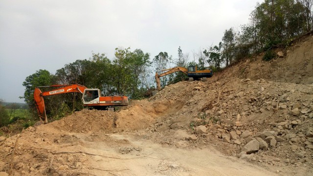 Cào cả quả đồi lấy đất đá bán ngay sát nách trụ sở xã - Ảnh 1. Cào cả quả đồi lấy đất đá bán ngay sát nách trụ sở xã - Ảnh 1.