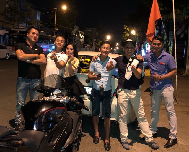 Chàng trai đẩy xe phân khối lớn hơn 1km để lấy được vợ - Ảnh 5. Chàng trai đẩy xe phân khối lớn hơn 1km để lấy được vợ - Ảnh 5.