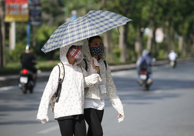 Miền Nam tiếp tục nắng nóng, có mưa trái mùa - Ảnh 1. Miền Nam tiếp tục nắng nóng, có mưa trái mùa - Ảnh 1.