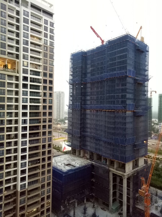 Người mua nhà lo ngay ngáy với lãi suất - Ảnh 1. Người mua nhà lo ngay ngáy với lãi suất - Ảnh 1.