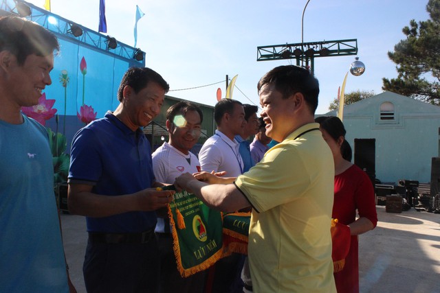 Sức trẻ thanh niên xung phong với tinh thần đoàn kết - Ảnh 5. Sức trẻ thanh niên xung phong với tinh thần đoàn kết - Ảnh 5.