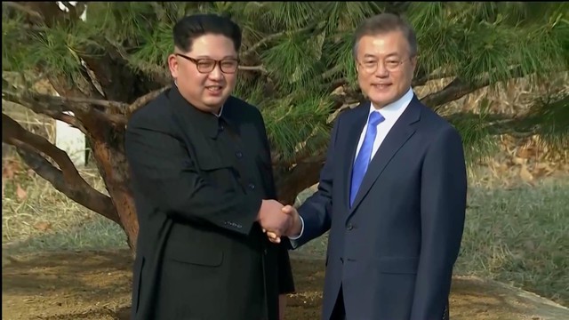 Ông Kim Jong Un tặng món quà gì cho Tổng thống Moon? - Ảnh 1. Ông Kim Jong Un tặng món quà gì cho Tổng thống Moon? - Ảnh 1.