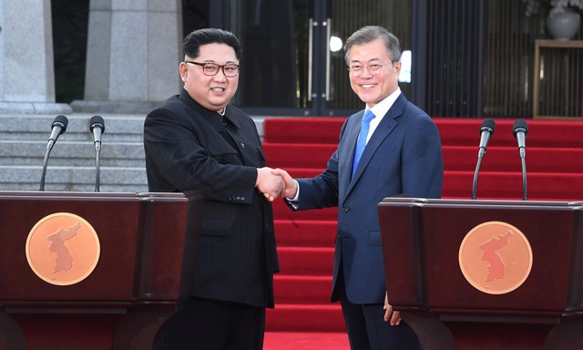 Một buổi sáng, ông Trump hoài nghi rồi tự hào về cuộc gặp liên Triều - Ảnh 2. Một buổi sáng, ông Trump hoài nghi rồi tự hào về cuộc gặp liên Triều - Ảnh 2.