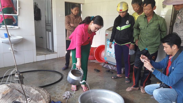 Giếng nước ở Hương Khê nhiễm dầu do thủng bồn dầu doanh nghiệp - Ảnh 2. Giếng nước ở Hương Khê nhiễm dầu do thủng bồn dầu doanh nghiệp - Ảnh 2.