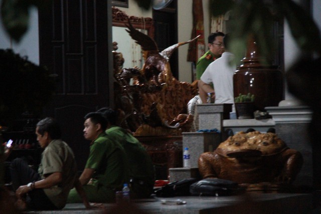 Công an khám nhà trùm đường dây phá rừng Phượng râu - Ảnh 1. Công an khám nhà trùm đường dây phá rừng Phượng râu - Ảnh 1.