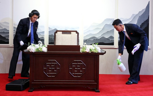 Triều Tiên dò mìn, khử trùng khi ông Kim vào Nhà Hòa bình - Ảnh 2. Triều Tiên dò mìn, khử trùng khi ông Kim vào Nhà Hòa bình - Ảnh 2.