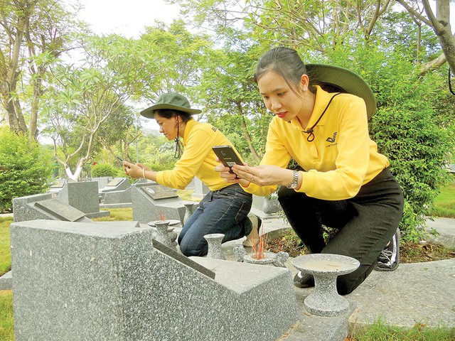 Bạn trẻ đội nắng chụp ảnh bia mộ liệt sĩ làm dữ liệu điện tử - Ảnh 1. Bạn trẻ đội nắng chụp ảnh bia mộ liệt sĩ làm dữ liệu điện tử - Ảnh 1.