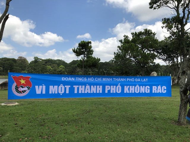 Đà Lạt chật ních du khách, kêu gọi không xả rác - Ảnh 1. Đà Lạt chật ních du khách, kêu gọi không xả rác - Ảnh 1.
