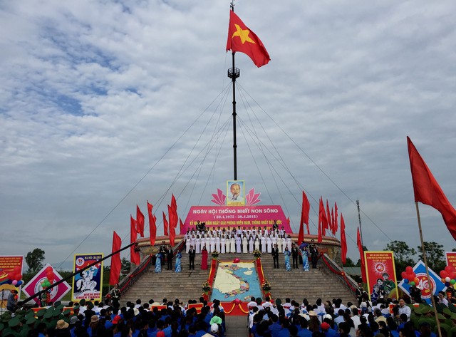 Thượng cờ mừng ngày thống nhất bên bờ sông giới tuyến - Ảnh 1. Thượng cờ mừng ngày thống nhất bên bờ sông giới tuyến - Ảnh 1.