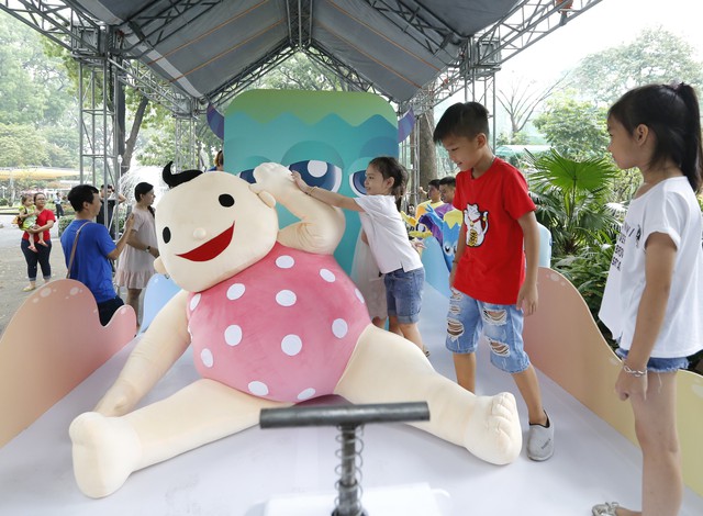 Mô hình Domino khổng lồ giúp hiểu rõ cách phòng bệnh thủy đậu - Ảnh 1. Mô hình Domino khổng lồ giúp hiểu rõ cách phòng bệnh thủy đậu - Ảnh 1.