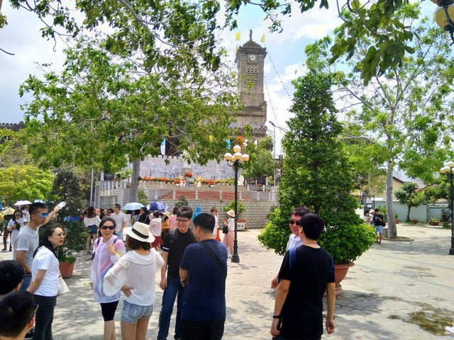 Nha Trang kiểm tra 15 đoàn khách Trung Quốc, phạt 10 trường hợp - Ảnh 1. Nha Trang kiểm tra 15 đoàn khách Trung Quốc, phạt 10 trường hợp - Ảnh 1.