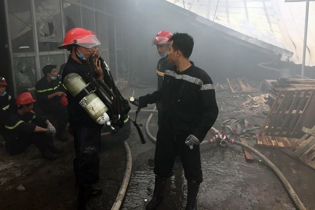 Cháy xưởng gỗ hàng trăm mét vuông hai giờ liền - Ảnh 2. Cháy xưởng gỗ hàng trăm mét vuông hai giờ liền - Ảnh 2.