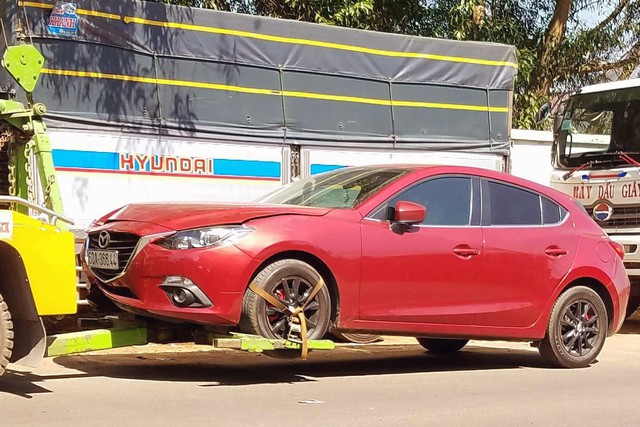 Xe hơi tông cháy xe máy, tài xế đập điện thoại, đánh nhiều người - Ảnh 3. Xe hơi tông cháy xe máy, tài xế đập điện thoại, đánh nhiều người - Ảnh 3.