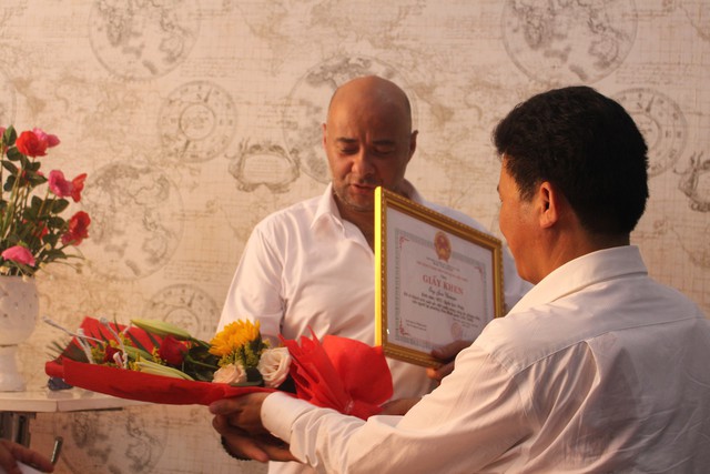 Khen thưởng hai người nước ngoài lao vào lửa cứu người - Ảnh 1. Khen thưởng hai người nước ngoài lao vào lửa cứu người - Ảnh 1.
