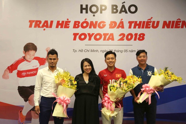 Huỳnh Đức và Thanh Bình tham gia trại hè bóng đá thiếu niên - Ảnh 1. Huỳnh Đức và Thanh Bình tham gia trại hè bóng đá thiếu niên - Ảnh 1.