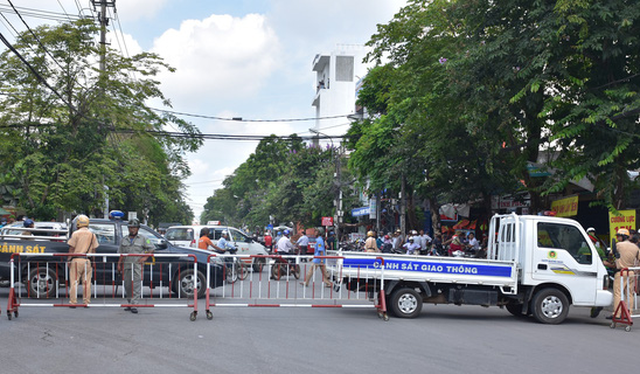 Nghi bỏ lọt tội phạm, mang băng rôn đến trụ sở công an la hét - Ảnh 2. Nghi bỏ lọt tội phạm, mang băng rôn đến trụ sở công an la hét - Ảnh 2.
