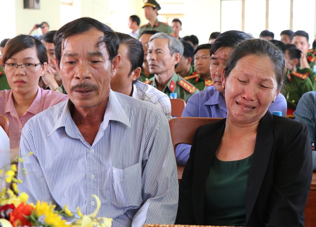 Trao tặng huân chương cho chiến sĩ công an xả thân cứu người - Ảnh 3. Trao tặng huân chương cho chiến sĩ công an xả thân cứu người - Ảnh 3.