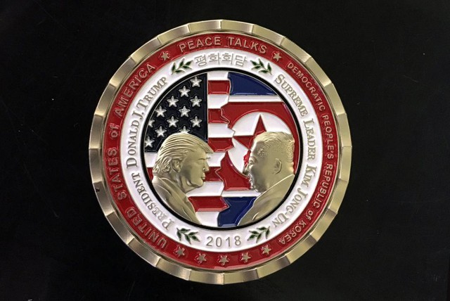 Ông Trump bị tố ‘trẻ quá đáng’ trên tiền xu kỷ niệm - Ảnh 1. Ông Trump bị tố ‘trẻ quá đáng’ trên tiền xu kỷ niệm - Ảnh 1.