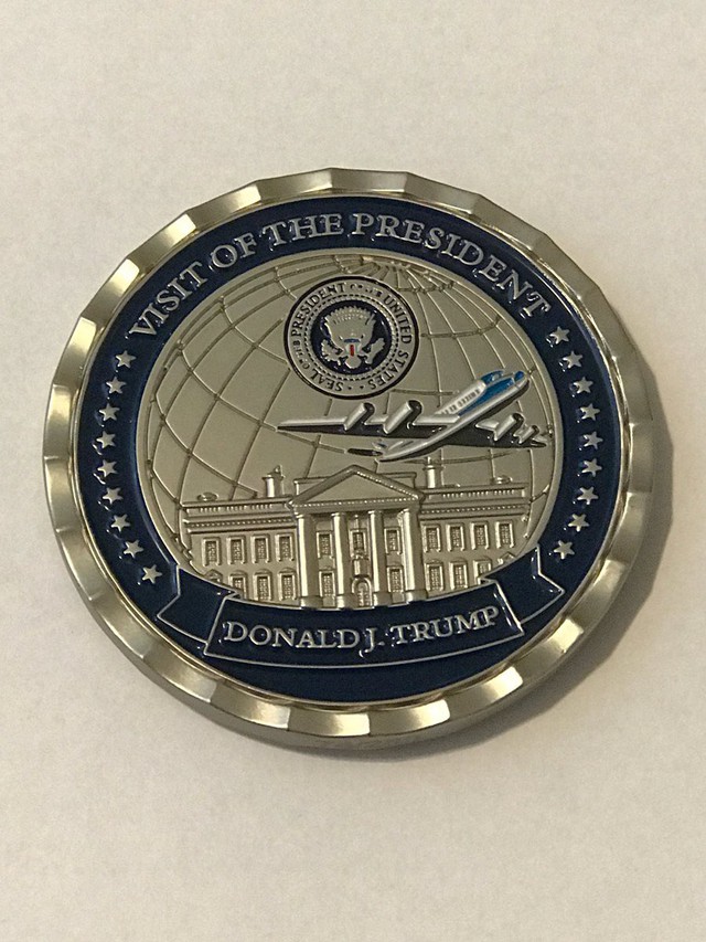 Ông Trump bị tố ‘trẻ quá đáng’ trên tiền xu kỷ niệm - Ảnh 2. Ông Trump bị tố ‘trẻ quá đáng’ trên tiền xu kỷ niệm - Ảnh 2.