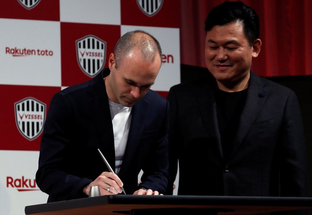 Sang Nhật, Iniesta vẫn mặc áo số 8 - Ảnh 3. Sang Nhật, Iniesta vẫn mặc áo số 8 - Ảnh 3.