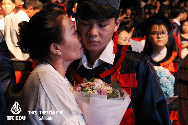 Lễ trưởng thành và tri ân xúc động ở một trường tư - Ảnh 4. Lễ trưởng thành và tri ân xúc động ở một trường tư - Ảnh 4.