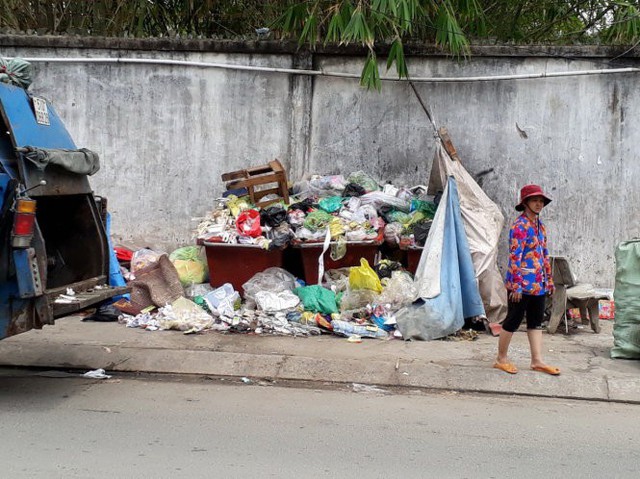 Rác ứ đọng 5 ngày chưa gom, dân nào chịu thấu? - Ảnh 1. Rác ứ đọng 5 ngày chưa gom, dân nào chịu thấu? - Ảnh 1.
