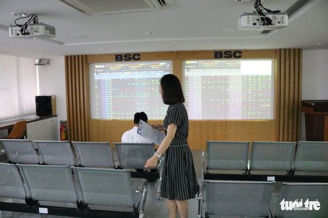 Cổ phiếu dầu khí bốc lửa, chứng khoán lại chìm trong sắc đỏ - Ảnh 1. Cổ phiếu dầu khí bốc lửa, chứng khoán lại chìm trong sắc đỏ - Ảnh 1.