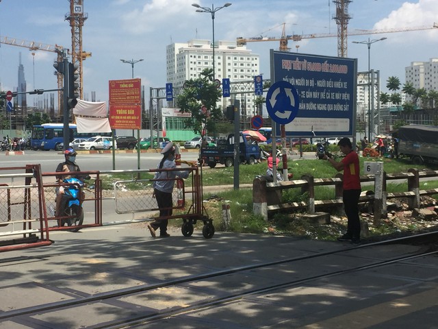 Nhọc nhằn nghề gác chắn tàu ở Sài Gòn - Ảnh 2. Nhọc nhằn nghề gác chắn tàu ở Sài Gòn - Ảnh 2.