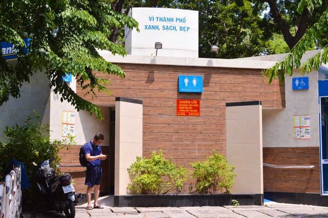 WC mở cửa theo giờ... hành chính, giải quyết nỗi buồn ở đâu? - Ảnh 1. WC mở cửa theo giờ... hành chính, giải quyết nỗi buồn ở đâu? - Ảnh 1.